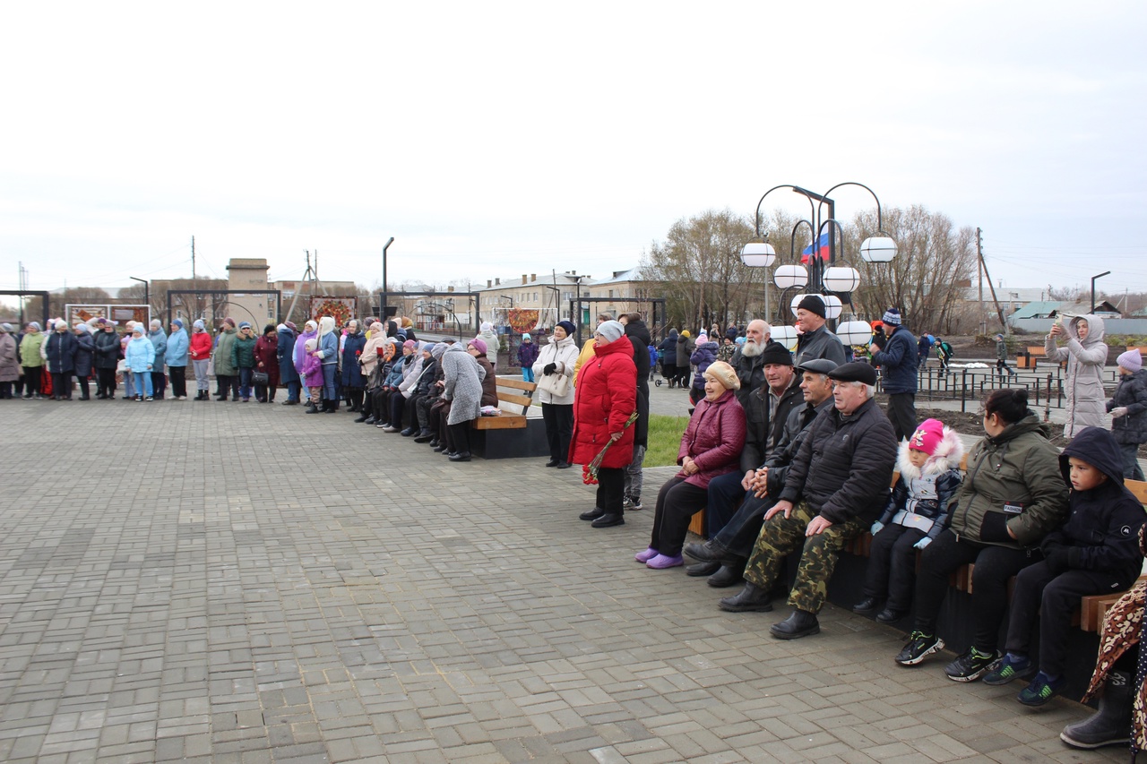 В Рождественке торжественно открыли обновленный сквер | 07.11.2023 |  Увельский - БезФормата